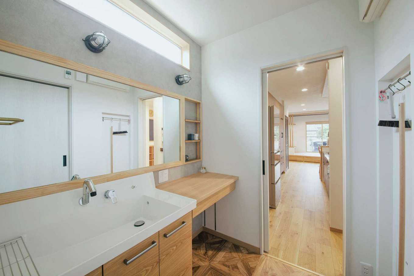 ほっと住まいる【デザイン住宅、自然素材、狭小住宅】こだわりがフル装備の造作洗面台。反対側の大型ニッチには掃除道具を吊るしておける