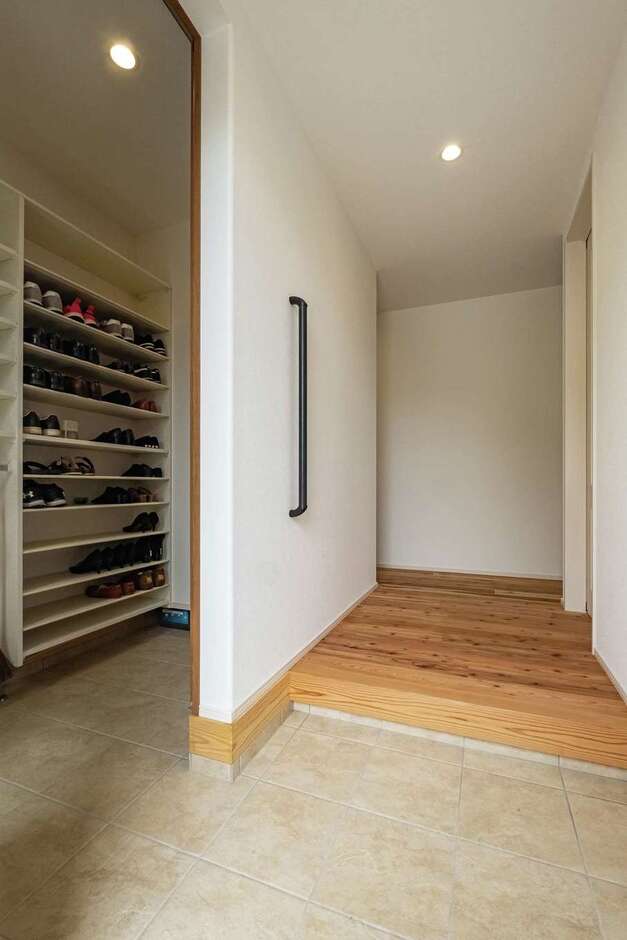 家族用とゲスト用に分けた玄関ホール。家族用には大容量のシューズクローゼットを完備した