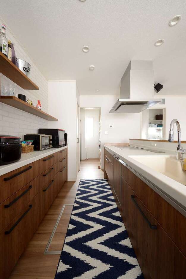 キッチンは、家族みんながお手伝いしやすいアイランド型を採用。パントリー、サニタリー、ダイニングへしなやかにつながる動線が子育てママの家事時間を短縮する