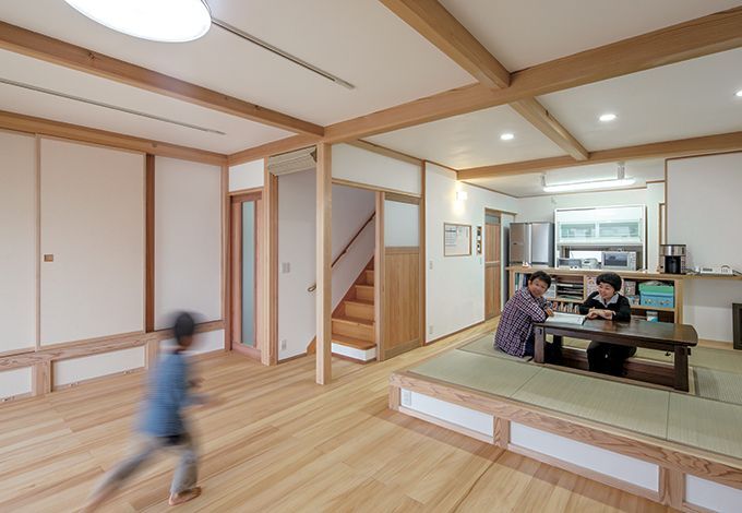 畳敷きのダイニングは、以前から所有していたテーブルサイズに合わせ、掘りごたつを造作した