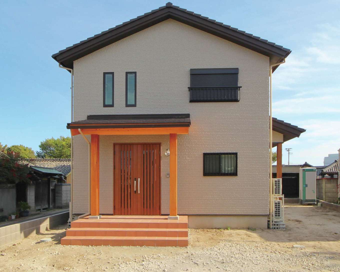 明城【1000万円台、二世帯住宅、自然素材】I邸は5LDKの二階建て。メンテナンスの手間や費用を省くため、太陽の光と雨で汚れが落ちる光触媒の外壁材を採用した