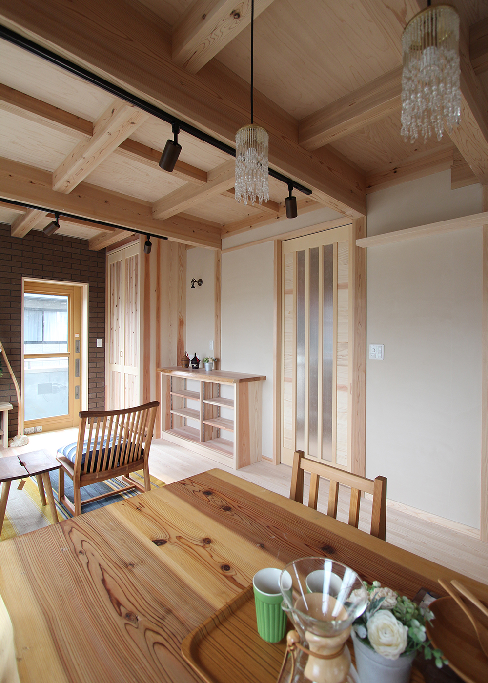 アクトホーム【自然素材、省エネ、間取り】リビングに設置した収納棚も手作り