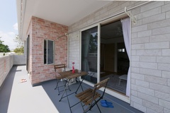 ゆったりとした広さのバルコニー。テーブルセットが置かれ、屋外でのひとときを楽しむことができる快適な空間。