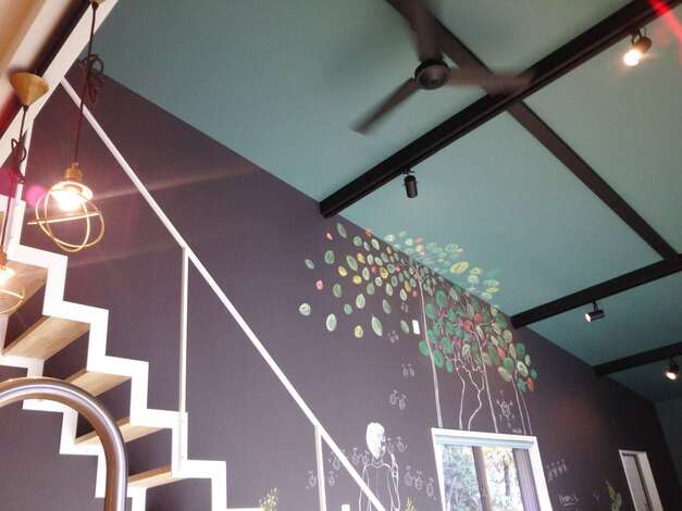 黒板クロスに描かれたイラストは、この別荘地にある木々をイメージ。天井に張ったグリーンのクロスとのバランスも完璧