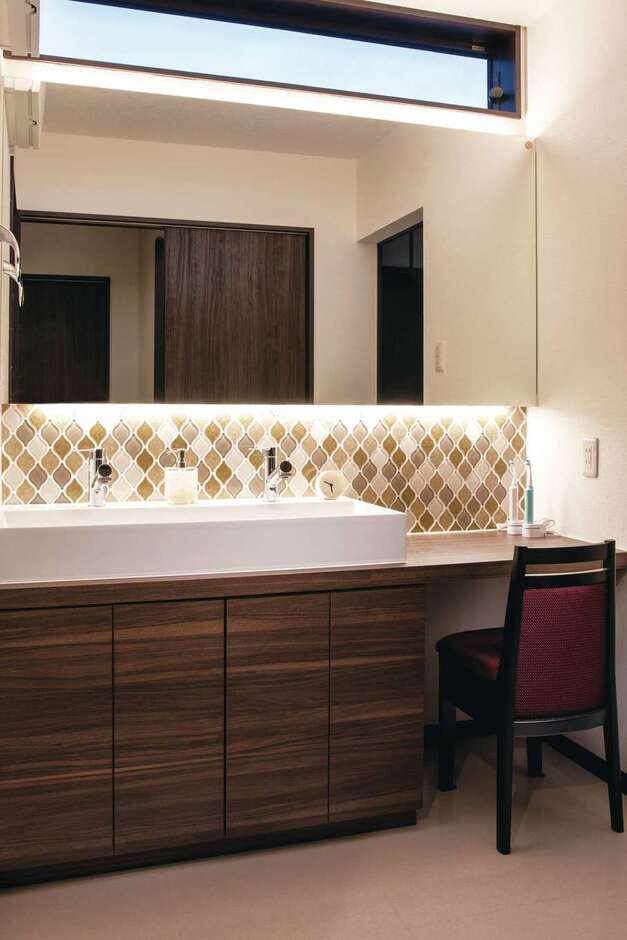 パウダールームは、水栓を2つ設置して朝の混雑を解消