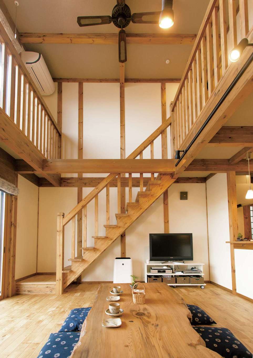 サイエンスホーム【デザイン住宅、自然素材、省エネ】外張り断熱により、こんなに大きな吹抜け空間でも上下階の温度差がないので、光熱費を抑えることができる