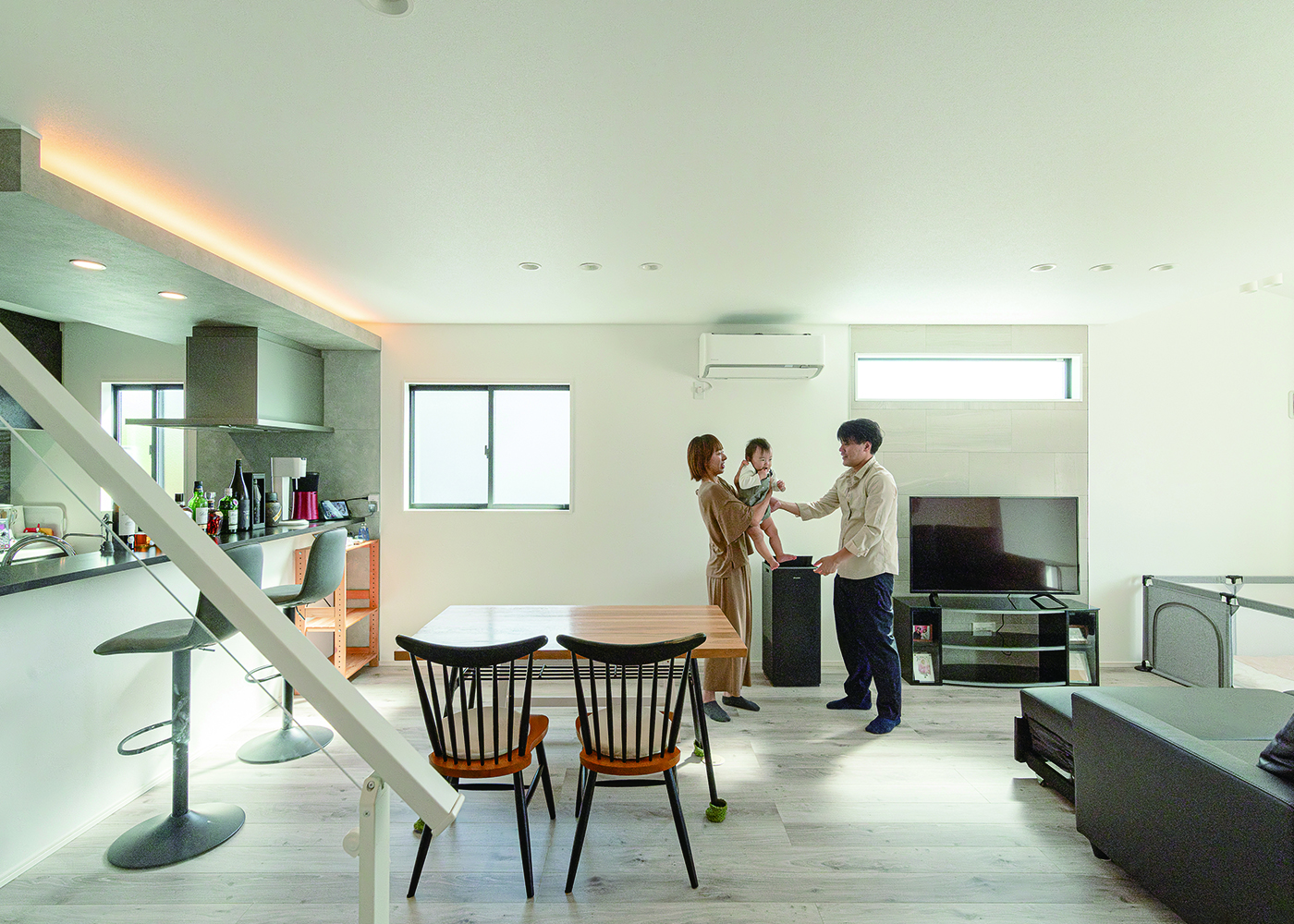 HAPPY HOUSE（山田工務店）【子育て、間取り、屋上バルコニー】子どもが元気に動き回れるよう、LDKの広さは優先順位が高かった要望の1つ。勾配天井、エコカラットのアクセントウォール、折り下げ天井＆間接照明など、「一通り足を運んだ」という各社の展示場で魅かれた要素を採り入れ、大らかな空間にアクセントをつけている