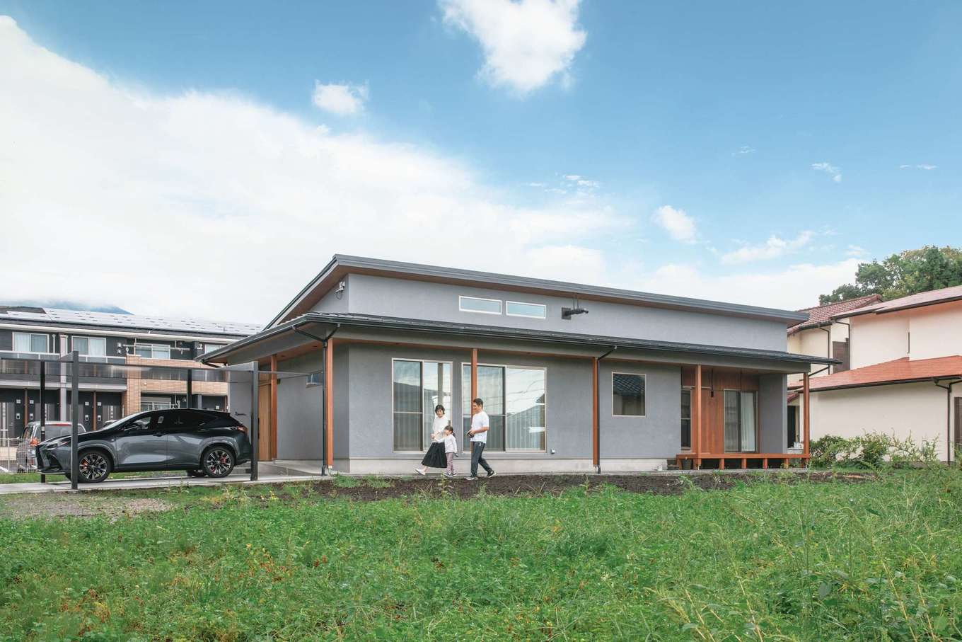 フジモクの家（富士木材）【自然素材、間取り、平屋】左手に富士山がどっしりと構える豊かな環境に建つ。外壁は優れた耐久性や防火性をもつALCパワーボードのフラット目地仕上げ。同社のモデルハウスを参考に、モダンさと落ち着きがほどよくブレンドされ、周囲の景観にもなじむカラーが選ばれた