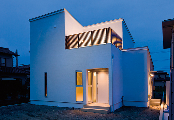 白い外壁には格子のアクセントを。昼は陽射しに眩しく映え、夜はライティングにより全く異なる表情を演出