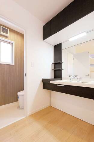 女性が多い家族なので、パウダールームは広めに。これで朝の混雑も解消できる