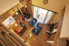 あたたかい薪ストーブの周りには自然と家族が集まり、会話が生まれる