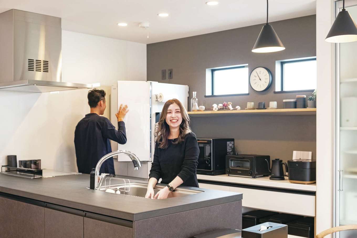 イデキョウホーム【デザイン住宅、省エネ、インテリア】ご主人も料理好きとあって、共働きの奥さまも大助かり。休日は、夫婦揃ってキッチンに立ち、楽しみながら料理を作る。「お酒のおつまみ系が多いんですけどね（笑）」と奥さま。調理家電も黒で統一して大人モダンな雰囲気に仕上げた