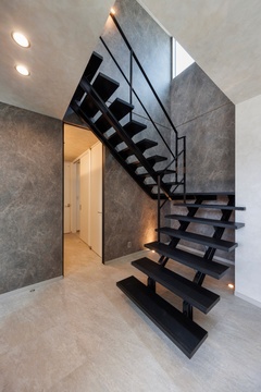 お子さんがいつ帰って来たのかがわかるよう、鉄骨階段をLDKに設置。黒で統一した美しい佇まいはもはやアートのよう