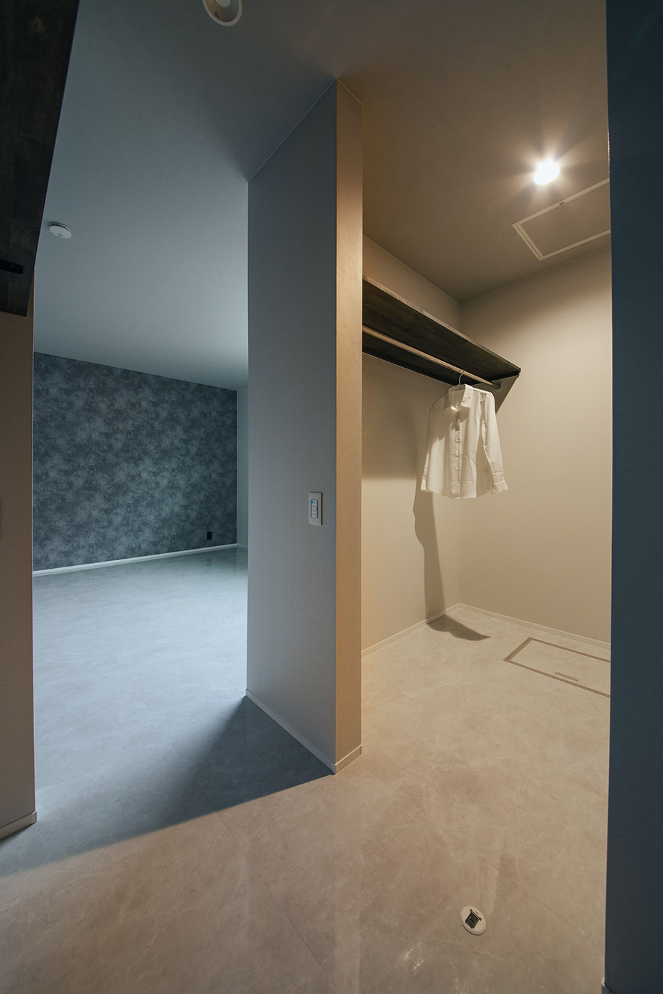DAITOKU（大得工務店）｜寝室とランドリールームの間にあるファミリークローゼット。朝の身支度から洗濯物の片付けまでスムーズ