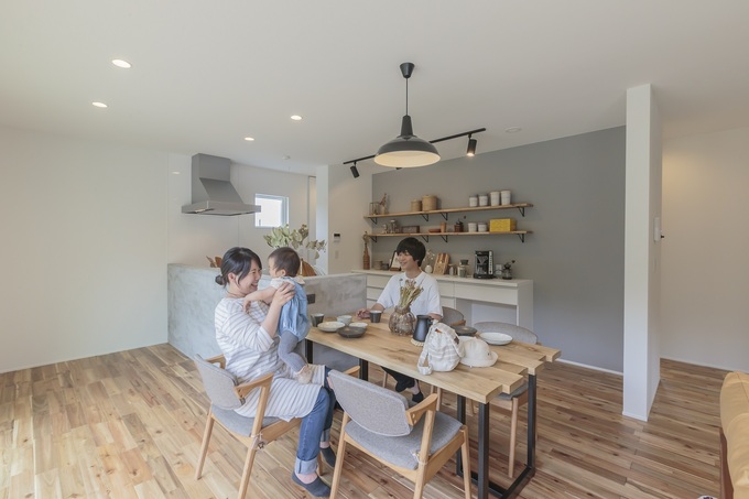 ダイニングテーブルはキッチンの横一列に配置し、配膳や片付けの効率がアップ。キッチンの背面には「見せる収納」を設けてシンプルな空間を奥さま好みにコーディネート