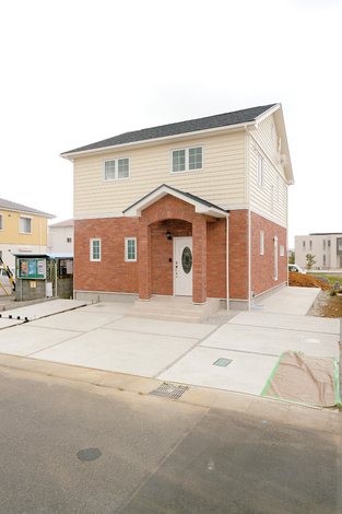 北面からは塔屋が見えない外観デザインも特徴。レンガの外壁は半永久的な耐久性を持ち、メンテナンス費用の負担が少ない