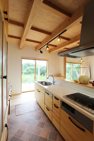 南の明るい開口部側に設置した、回遊型のアイランドキッチン。 アウトドアデッキでの食事や、仲間とのホームパーティーも楽しめる