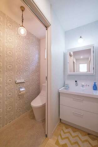 洗面台は玄関正面のトイレ脇に設置。帰宅後すぐに手を洗える