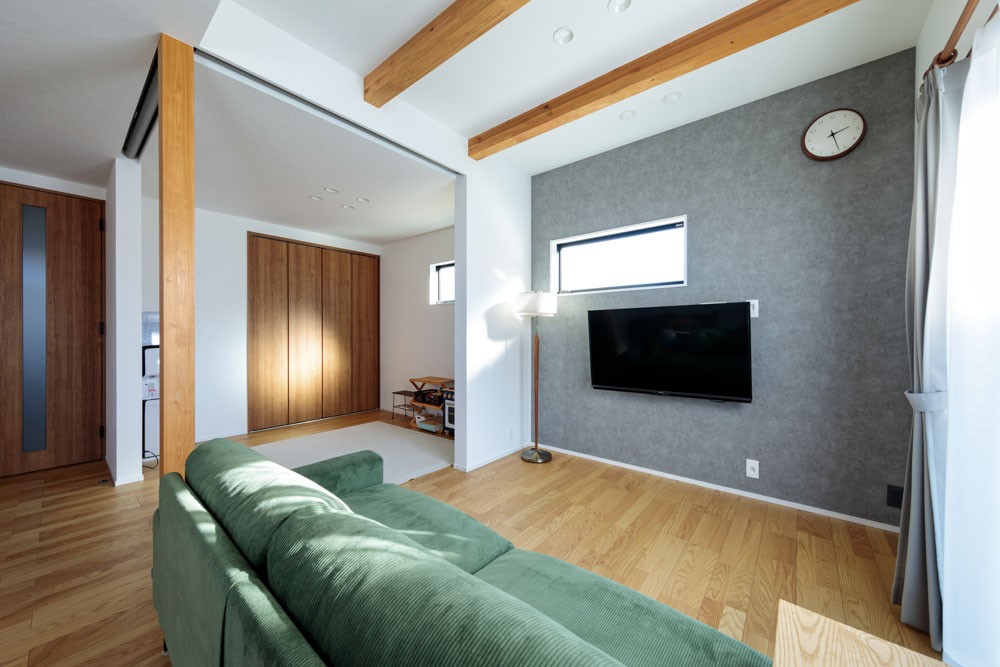 ハウスジャパン｜注文住宅のように好みのカラーコーディネートも楽しめるCUSTOM建売。「全体的にアクセントクロスを多く入れたことで CUSTOM建売の選ぶ楽しさを体験できた」と、お喜びのお声をいただいています。