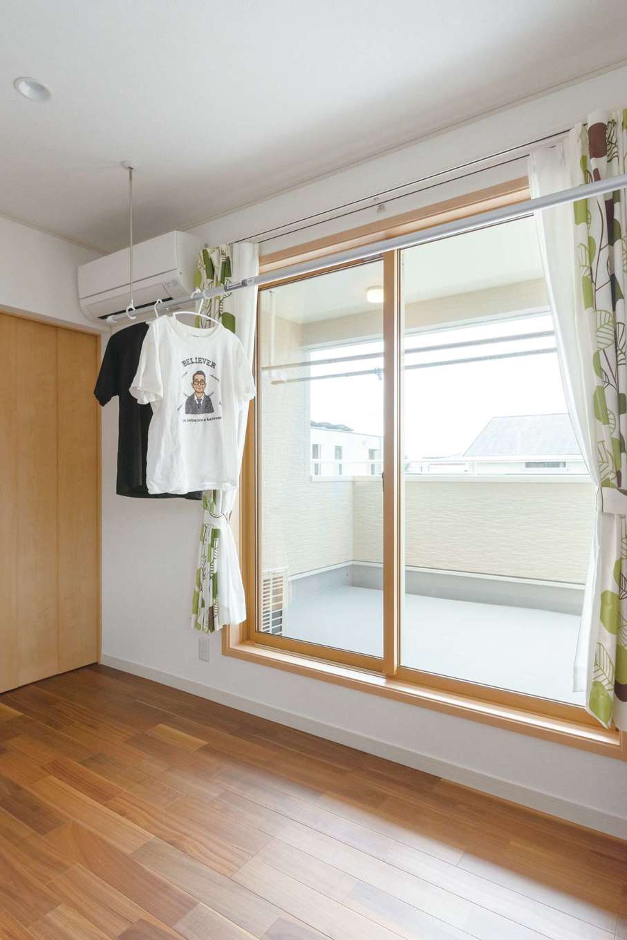 イーホーム【デザイン住宅、自然素材、間取り】広いバルコニーは屋根付きに。多少の雨なら外干しでも安心だ。家事室を兼ねた広めの洗面室やバルコニー窓の内側にも室内干しスペースを完備した