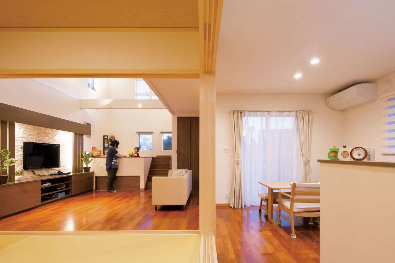 住宅工房 アリアンス【子育て、省エネ、間取り】キッチンからテラス、リビング、キッズスペースへと対角線に目線が抜けることで、奥さまも安心して料理に集中できる