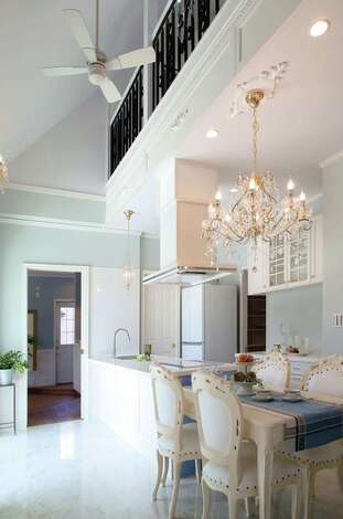 吹抜けのダイニングキッチンに、くつろぎの時間がゆっくりと流れる。シーリングメダリオンとシャンデリア、モールディングのしつらえも繊細で美しい。壁に調湿・消臭効果に優れたオガファーザーを使っているので、空気がいつもきれい
