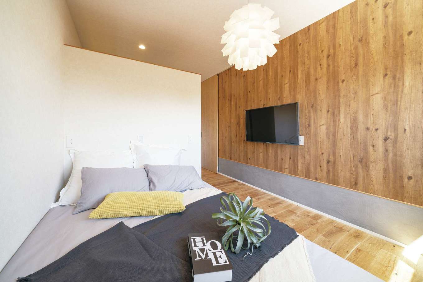 住家 JYUKA【デザイン住宅、間取り、建築家】寝室はウォークインと書斎コーナーを備える