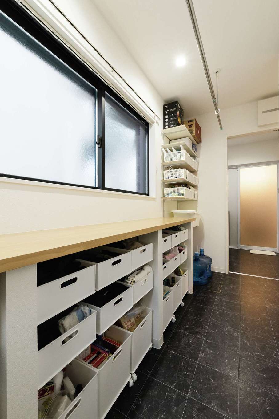 HAPPY HOUSE（山田工務店）【デザイン住宅、子育て、間取り】ランドリールームには室内物干しと用途多彩な造作カウンター。下部は普段使いの衣類を収納