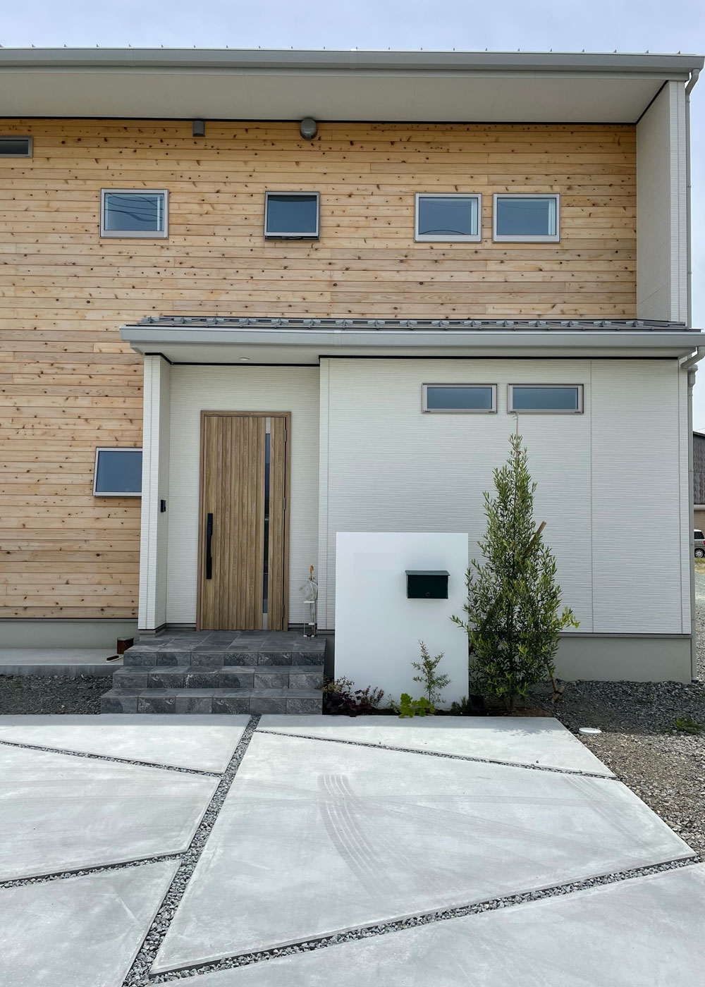 WOODART（ウッドアート）【省エネ、間取り、建築家】北面に面した外壁はレッドパインの板張りで仕上げた。小屋裏を設けるために天井高を上げ、北から南に流れる片流れになっている