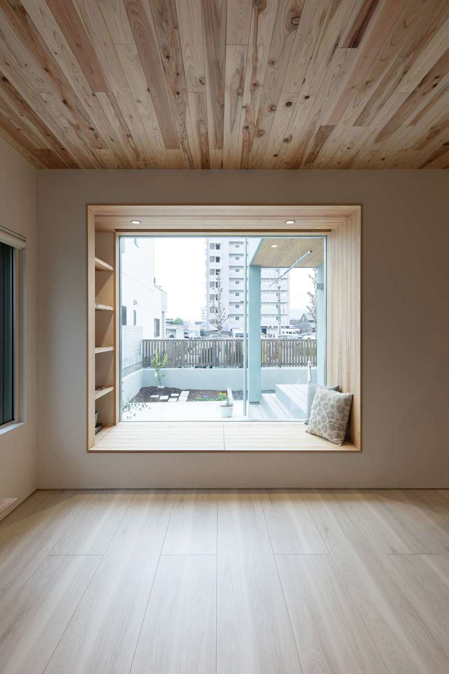 建杜 KENT（大栄工業）【デザイン住宅、収納力、間取り】庭もリビングの一部と捉えたプランニング。ベンチシートのある窓枠がフレームとなって、風景と空間の一体感を演出。庭には子どもが安心して遊べる砂場も用意