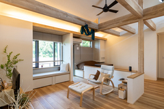 自然光がたっぷり入るフリースペース。木の温もりを感じるデザインで、リラックスできる椅子が配置され、多目的に使用可能である。