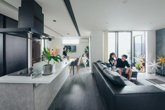 モノトーンコーデにハワイが香るコの字型の家