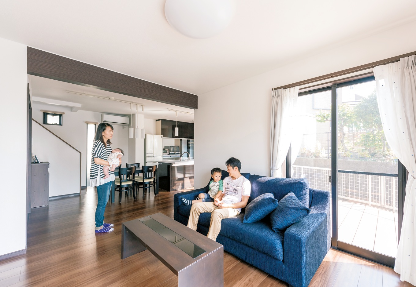 アフターホーム【1000万円台、デザイン住宅、子育て】リビングを広く、というのがなによりの希望だった。キッチンダイニングとリビングをL型に配することで、程よい独立感のあるゆとりのスペースが誕生