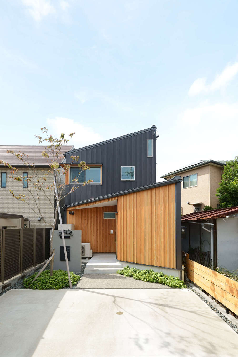 石牧建築【自然素材、狭小住宅、建築家】中心市街地に近いとは思えないほど静かな環境に建つH邸。朝は野鳥の声で目覚め、夏はセミの大合唱が聞こえるほど、自然豊かなロケーションであることに、住み始めてから気づいたそう。和とモダンが共鳴する外観は、古い街並みの風景にしっくり馴染むように考慮された『石牧建築』らしいデザイン