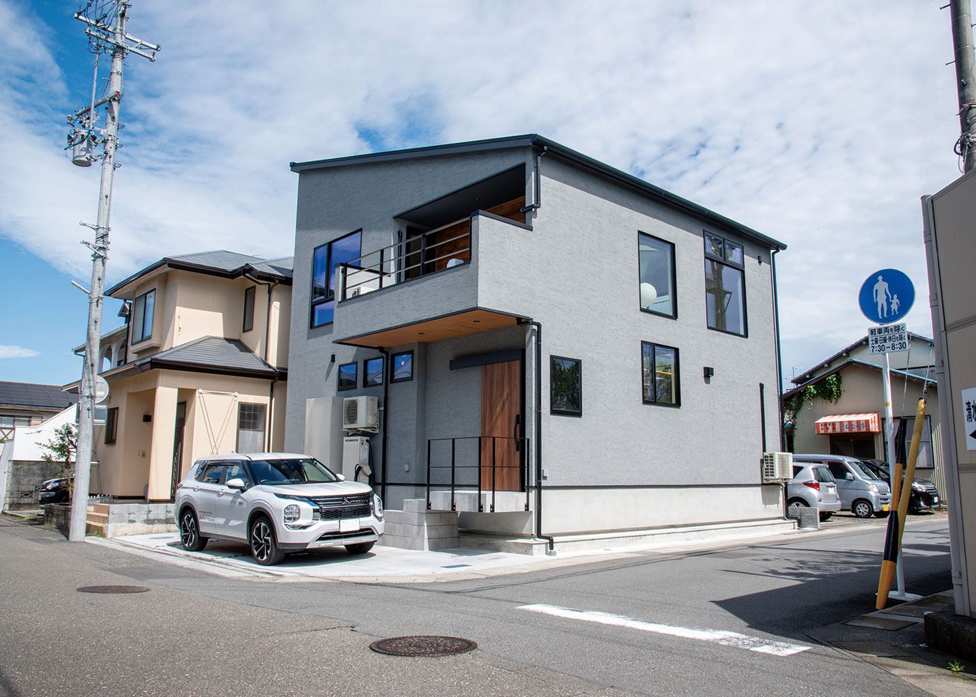 小野田産業～designers house project～【静岡市清水区青葉町6ｰ18・モデルハウス】片流れ屋根に4kWの太陽光発電パネルを搭載。ベランダに雨水タンクと貯水タンクを設置。駐車場下に浄化槽が埋設されている