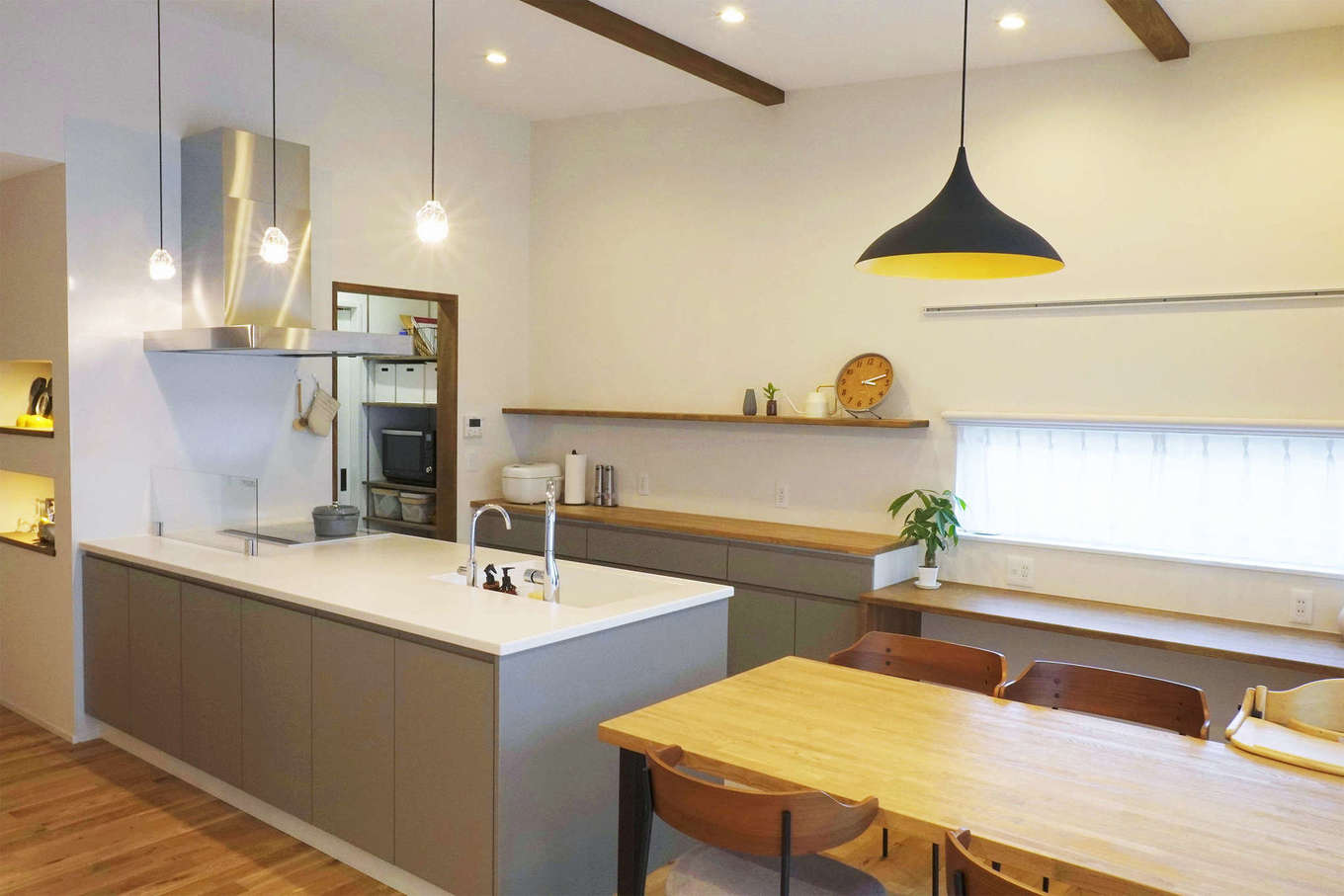 Select工房【デザイン住宅、間取り、平屋】リビング空間を見渡せる対面式のキッチンで家族間のコミュニケーションもしっかりと取れる