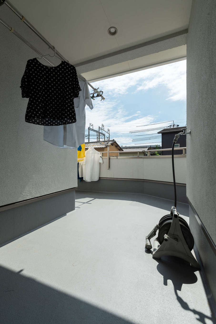 アキヤマ【収納力、省エネ、間取り】屋根付きのインナーバルコニーは、少々の雨でも洗濯物が濡れないので、共働き夫婦にはありがたい。水栓を付けたので、視線を気にせずに子どもプールを楽しめる。ここから新幹線が見えるので、遊びにきた親戚の男の子は大喜び