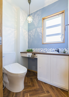 ブルーのクロスやタイルがかわいいトイレ