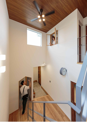 2階洋間の室内窓から玄関が見下ろせる