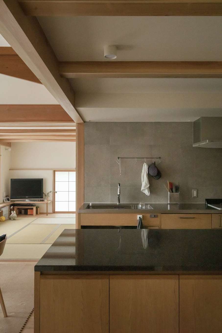 石牧建築【子育て、収納力、自然素材】天板に御影石を使った独立作業台のあるキッチンは壁付スタイルに