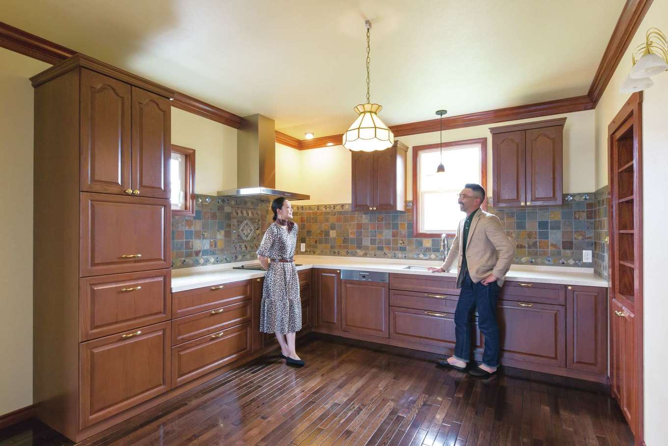 セルコホーム浜松（オバタケイ）【デザイン住宅、輸入住宅、インテリア】夫婦のこだわりが詰まったダイニングキッチン。L字型にすることで使いやすさに加え、オープンなダイニングとしておしゃれなモザイクタイルと無垢床の艶感が食卓に添う