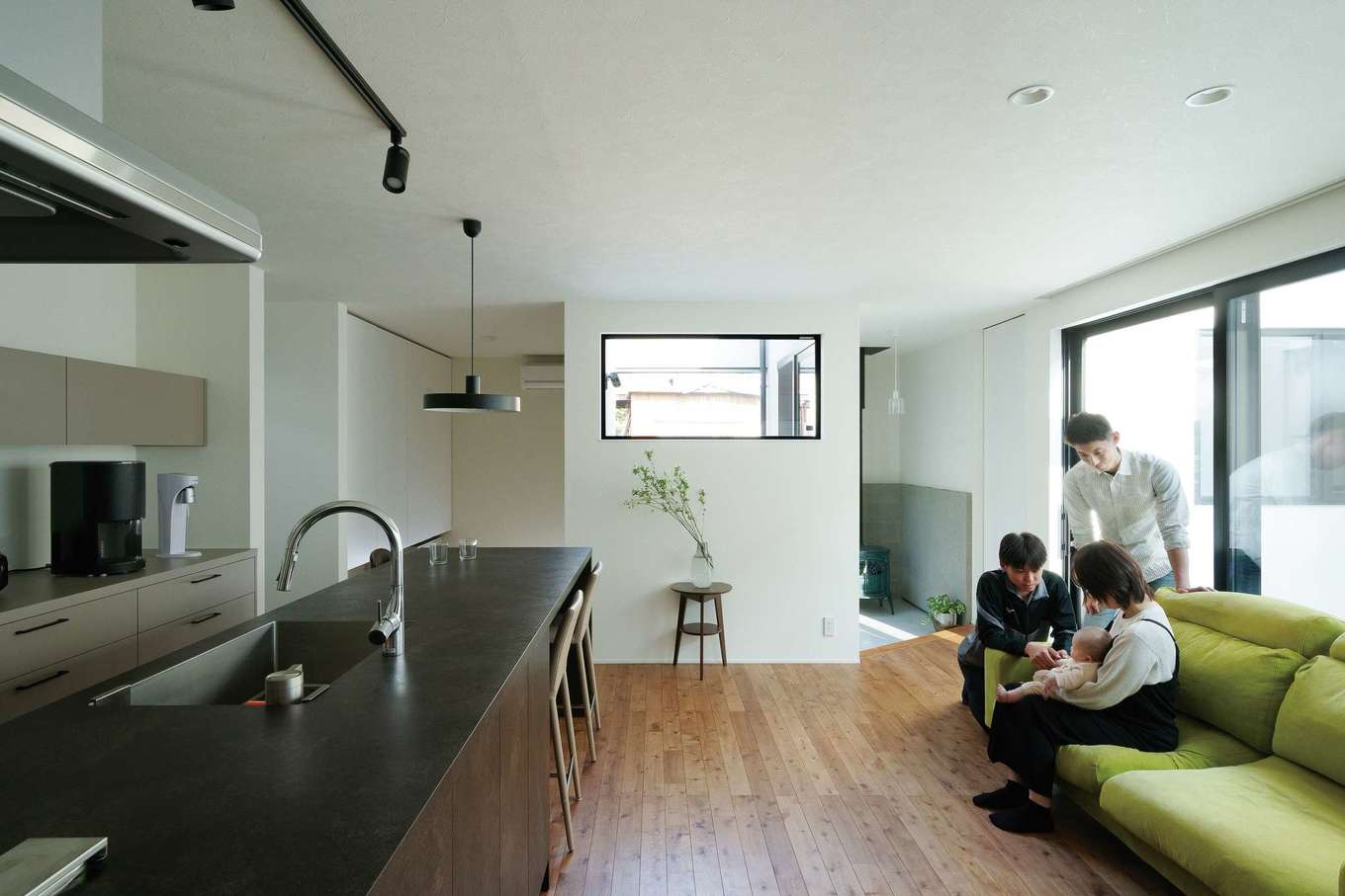 ハウスプラン（R＋house沼津・富士）【デザイン住宅、省エネ、建築家】カーテンを締め切らず、同じ敷地内に建つ実家からも丸見えにならないリビングを希望したKさん。テラスコートのおかげで、リビングには大きな窓を設置。人目を気にせず家族団らんの時間を過ごせる