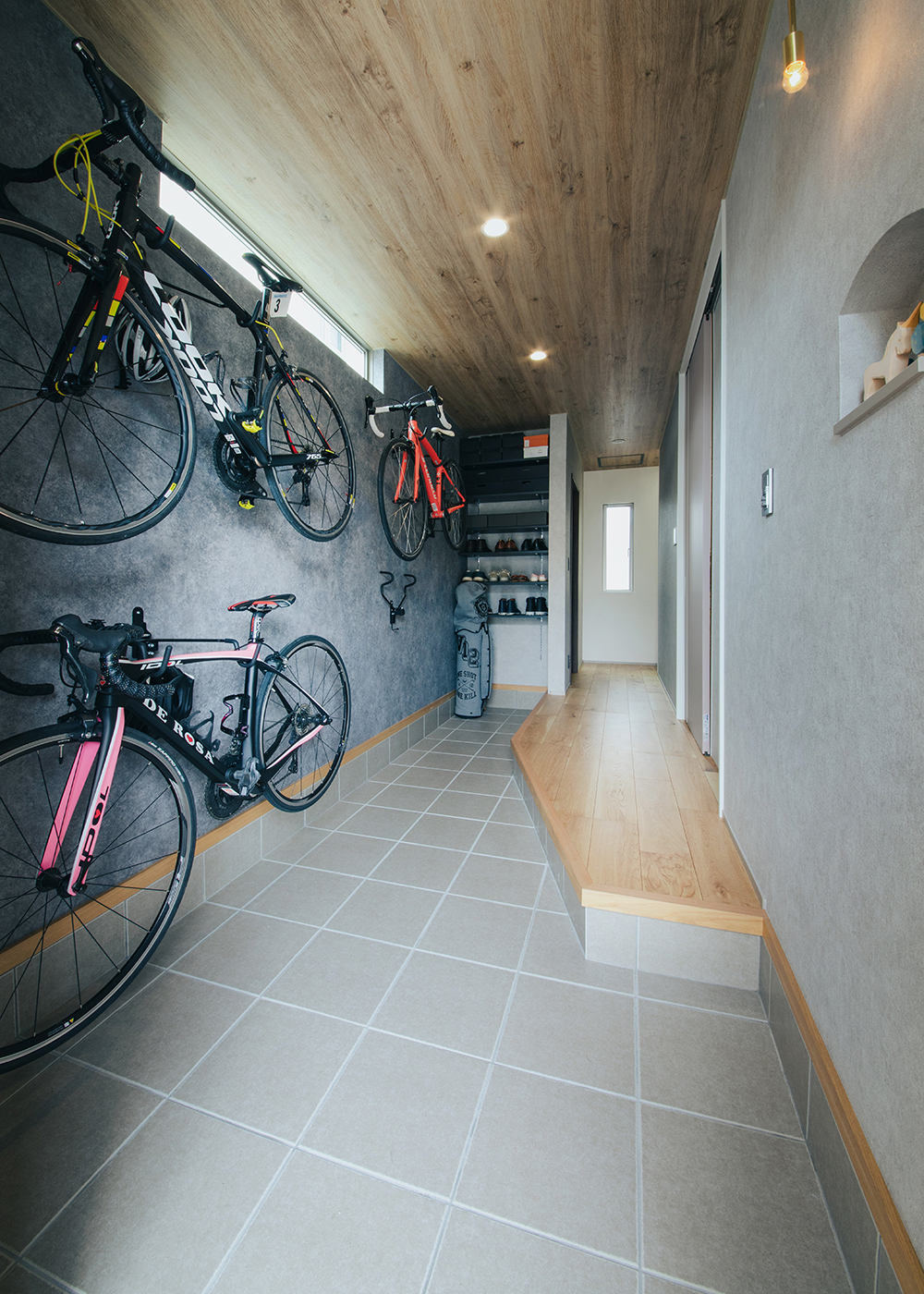 ナイスホーム【デザイン住宅、趣味、間取り】夫婦共通の趣味である自転車を飾るために広く設けた土間玄関。数年後には長女の自転車も格納される予定