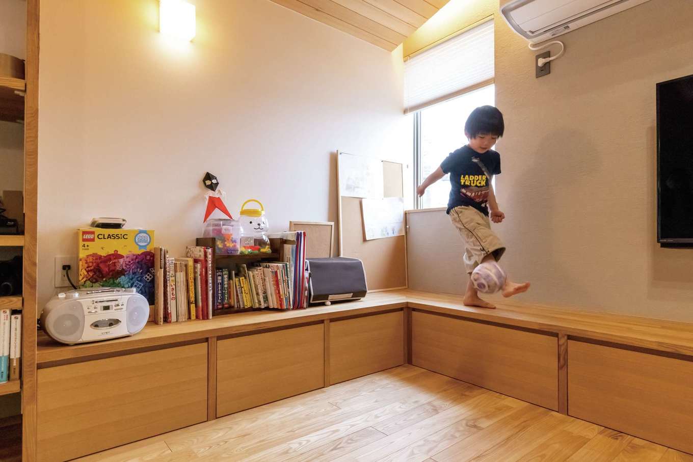 神谷綜合建設 カミヤの家【デザイン住宅、和風、間取り】壁沿いに造作したベンチにもなるL字型収納でリビングはすっきり