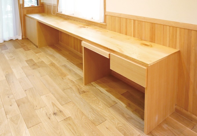 ワークデスクやカウンター等、家族の生活にあわせた造作家具の提案も得意とするところ