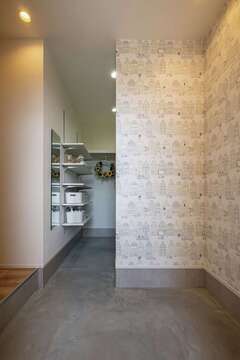 玄関は土間仕立て。広いので、自転車を置くこともできる。シューズクロークには可動棚を設置した