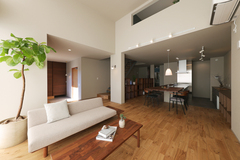 空間の繋がりがありつつ間取りや家具の配置で個室感なども感じられるメリハリあるLDK