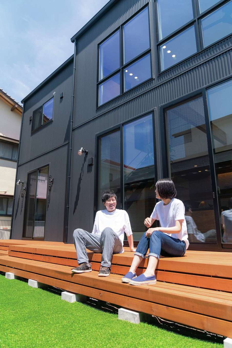 住家 JYUKA【デザイン住宅、ペット、建築家】庭が欲しかったので、ある程度の大きさの土地を購入。ドッグランや家庭菜園、グランピングを楽しみたいと夢も膨らむ。大きなウッドデッキでBBQもできる