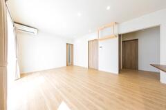 すべてのドアを引き戸にすることで、車いすでの移動や介助がしやすいよう配慮。
廊下を省き、空間をゆるやかにつなげることで、方向転換や動作のしやすさを確保しています。