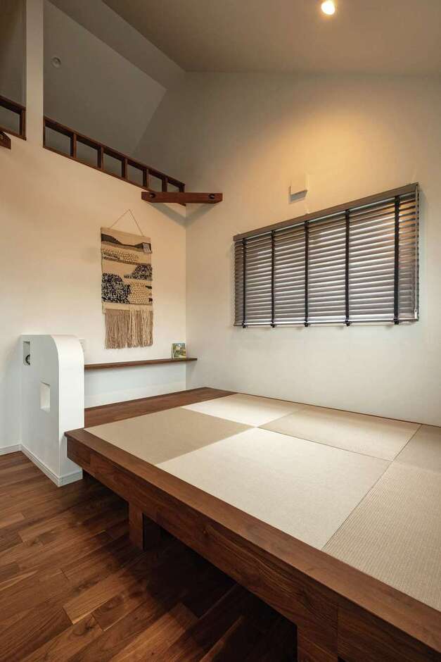 小上がりの4,5畳の畳コーナーの一角には腰かけて使えるカウンターを作った